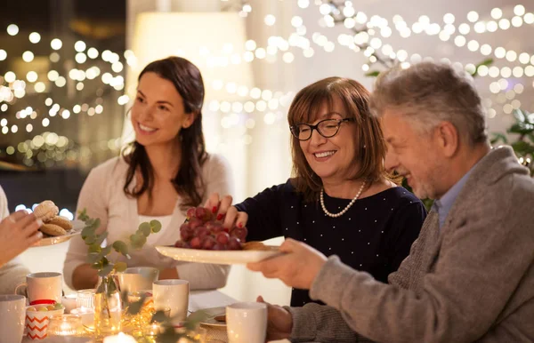 Lycklig familj har tea party hemma — Stockfoto