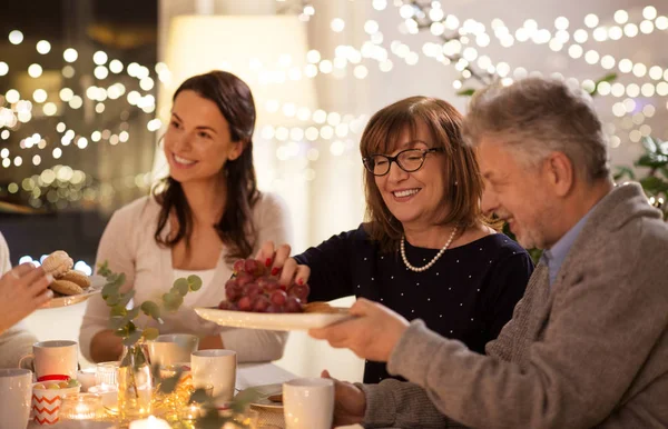 Gelukkig gezin dat tea party thuis — Stockfoto