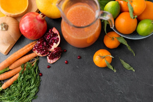 Jarro de vidro de suco com frutas e legumes — Fotografia de Stock