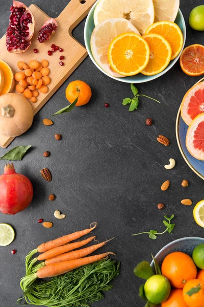 Légumes et fruits différents sur la table d'ardoise — Photo