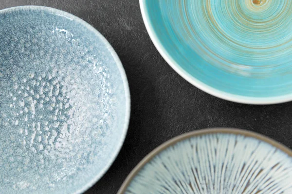Zbliżenie niebieskiej płytki ceramicznej na tle łupkowym — Zdjęcie stockowe