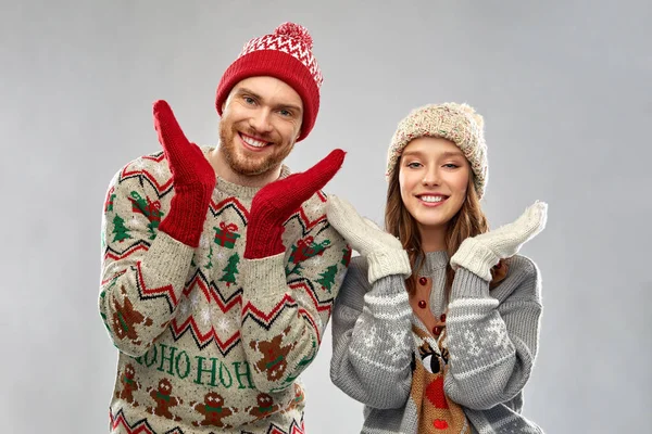 Счастливая пара на рождественской вечеринке уродливых свитеров — стоковое фото