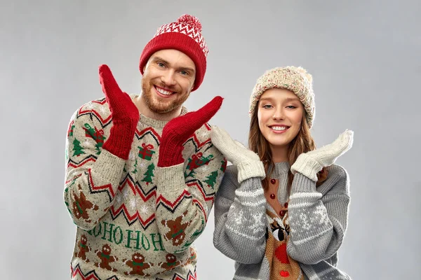 Casal feliz na festa de Natal camisola feia — Fotografia de Stock