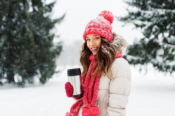 冬にタンブラーで熱い飲み物を持つ若い女性 — ストック写真