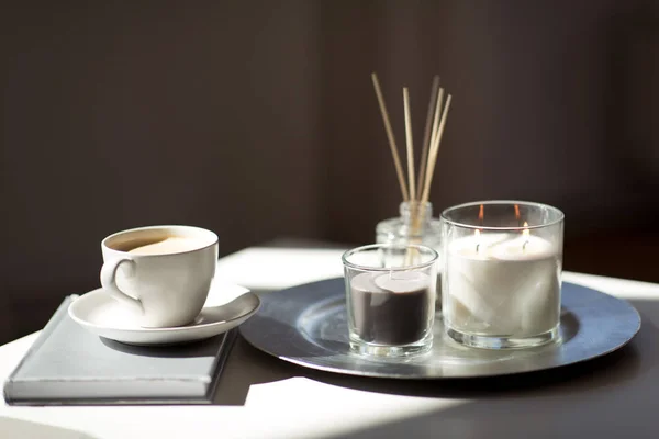 Káva, svíčky, difuzor aromatický na stole — Stock fotografie