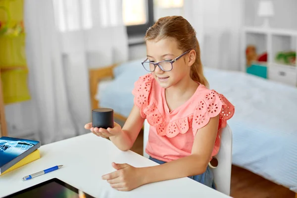 Student meisje met behulp van smart speaker thuis — Stockfoto