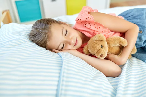 Kleines Mädchen schläft mit Teddybär-Spielzeug zu Hause — Stockfoto