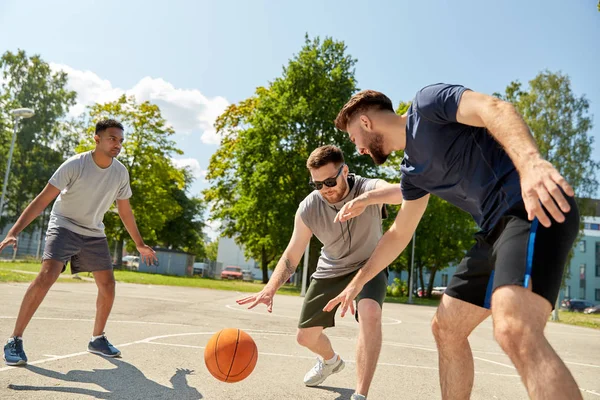 Groep mannelijke vrienden spelen straat basketbal — Stockfoto