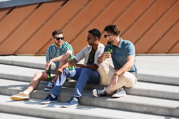 Щасливі чоловіки друзі п'ють пиво на вулиці — стокове фото