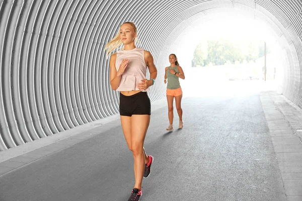 Mujeres jóvenes o amigas corriendo al aire libre —  Fotos de Stock