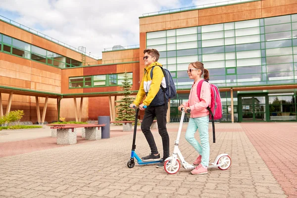 快乐学校的孩子背包和滑板车 — 图库照片