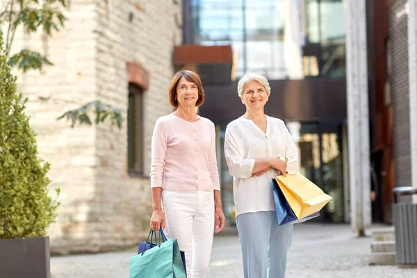 Mulheres idosas com sacos de compras na cidade de Tallinn — Fotografia de Stock