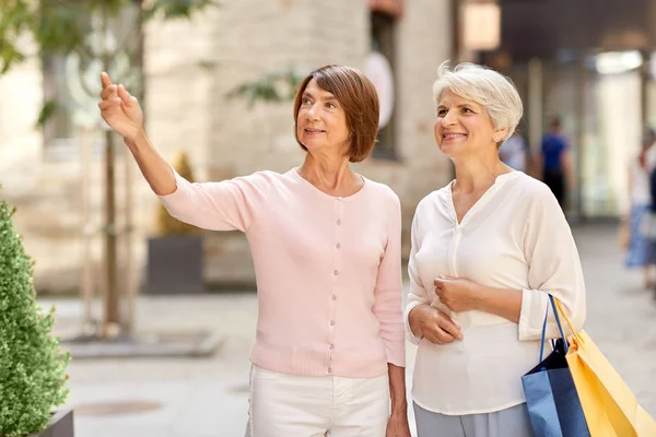 Senior kvinnor med shoppingväskor i Tallinn stad — Stockfoto