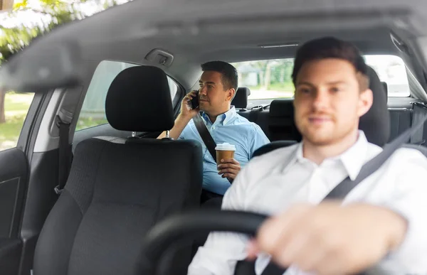 Męski pasażer z kawą dzwoni przez telefon w samochodzie — Zdjęcie stockowe