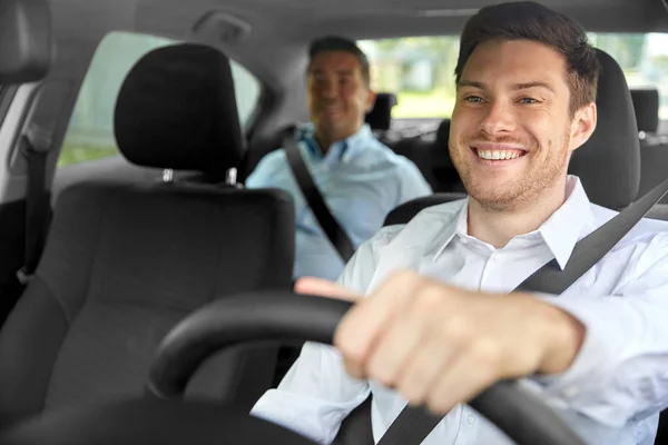 Conductor de taxi masculino coche de conducción con pasajero —  Fotos de Stock