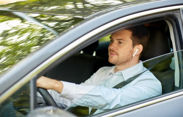 Mann oder Fahrer mit drahtlosen Kopfhörern am Steuer — Stockfoto