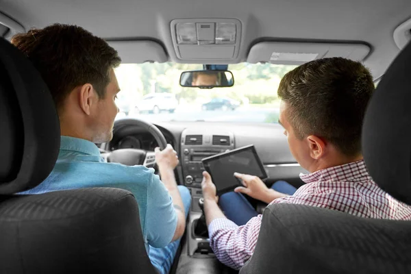 Coche instructor de escuela de conducción y conductor joven — Foto de Stock