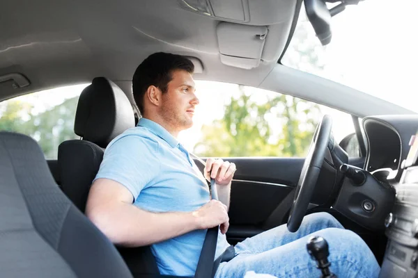 Homme ou conducteur de voiture attachant la ceinture de sécurité — Photo