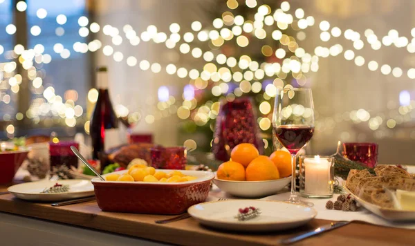 Alimentos e bebidas na mesa de Natal em casa — Fotografia de Stock