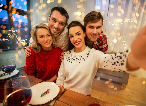 Barátok selfie a karácsonyi vacsorán — Stock Fotó
