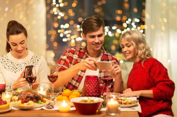 Happy friends having christmas dinner at home — Stock Photo, Image