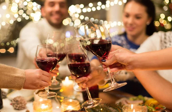 Gros plan d'amis avec du vin célébrer Noël — Photo