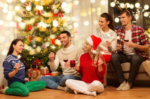 Amigos com faíscas celebrando o Natal — Fotografia de Stock