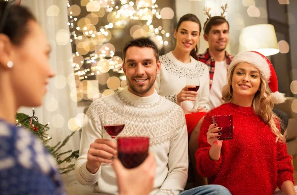 Amis célébrant Noël et boire du vin — Photo