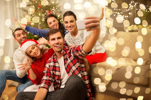 Amigos celebrando o Natal e tirar selfie — Fotografia de Stock