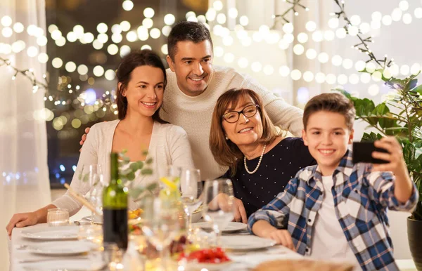 Famiglia che cena e si fa selfie — Foto Stock
