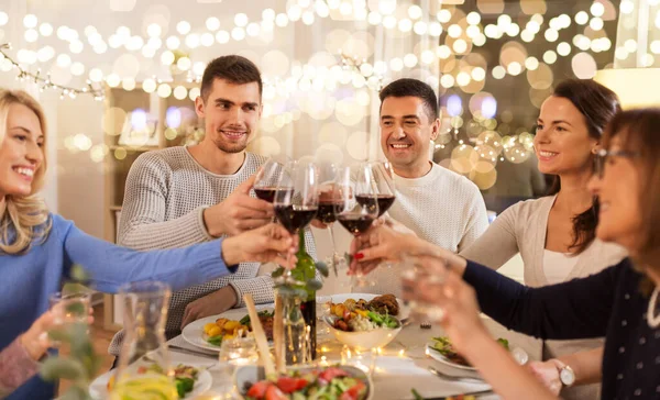 Familia feliz teniendo una cena en casa —  Fotos de Stock