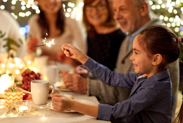 Gelukkig meisje met sparkler op thee familiefeest — Stockfoto