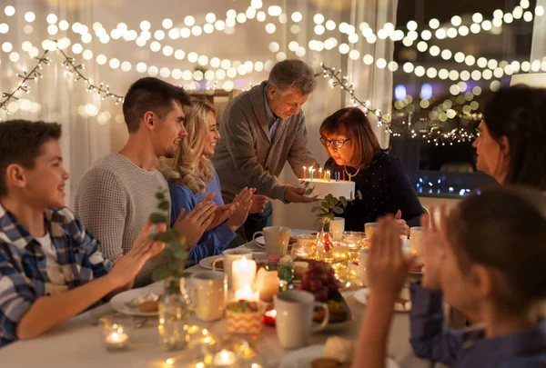 Gelukkig gezin dat verjaardagsfeestje thuis — Stockfoto