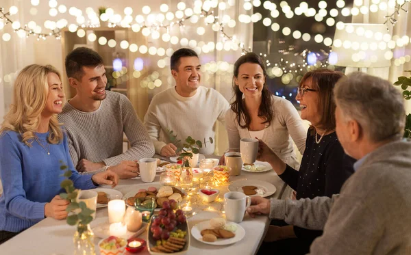 Família feliz ter festa de chá em casa — Fotografia de Stock