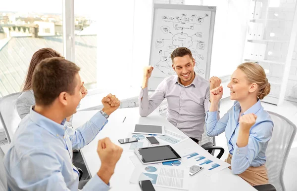 Szczęśliwy zespół biznesowy świętujący sukces w biurze — Zdjęcie stockowe