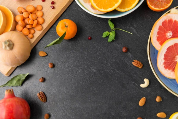 Різні овочі та фрукти на столі з шиферу — стокове фото