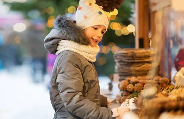 Щаслива маленька дівчинка на різдвяному ринку взимку — стокове фото