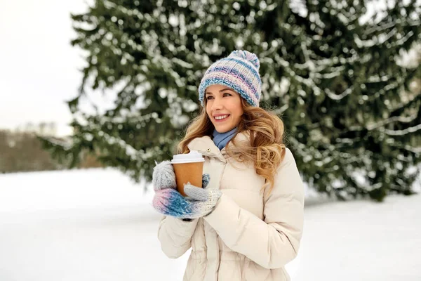 Boldog nő iszik kávét a szabadban télen — Stock Fotó