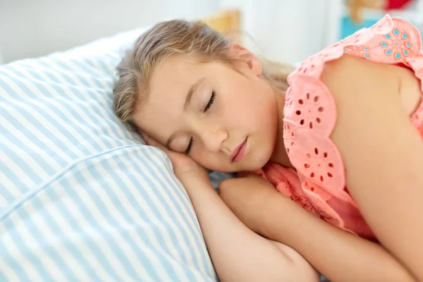 Evde odasında uyuyan küçük kız — Stok fotoğraf