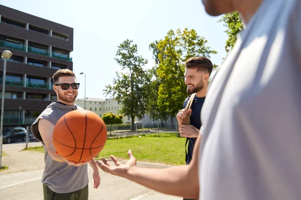 Grupo de amigos varones jugando baloncesto callejero — Foto de Stock