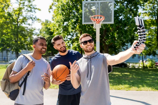 Gelukkig mannen nemen selfie op basketbal speeltuin — Stockfoto