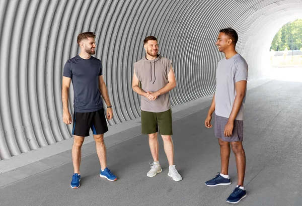 Młody sportowe mężczyźni lub mężczyźni przyjaciele rozmawiający w tunelu — Zdjęcie stockowe