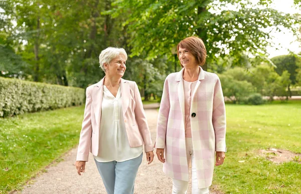 Senior vrouwen of vrienden wandelen langs Summer Park — Stockfoto