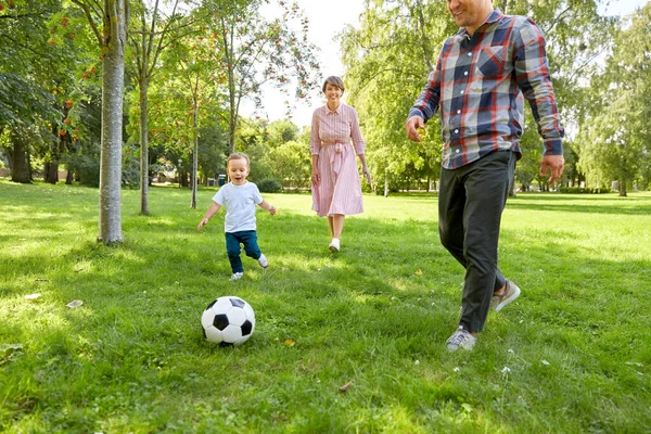 Ευτυχισμένη οικογένεια παίζοντας ποδόσφαιρο στο καλοκαιρινό πάρκο — Φωτογραφία Αρχείου
