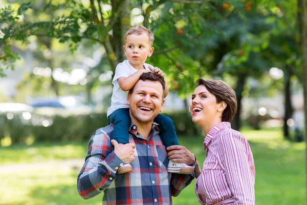Szczęśliwa rodzina bawiąc się w parku letnim — Zdjęcie stockowe