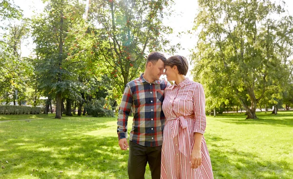Счастливая пара в летнем парке — стоковое фото