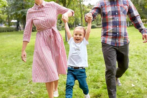 Ευτυχισμένη οικογένεια που διασκεδάζει στο καλοκαιρινό πάρκο — Φωτογραφία Αρχείου