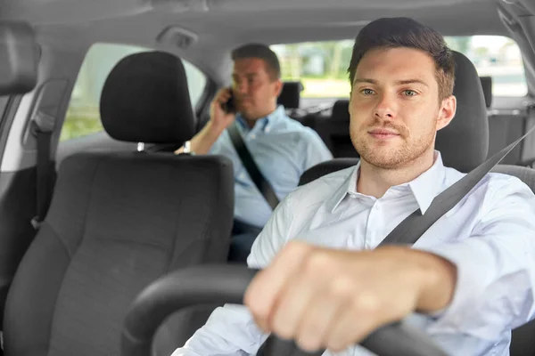 Motorista de táxi masculino dirigindo carro com passageiro — Fotografia de Stock