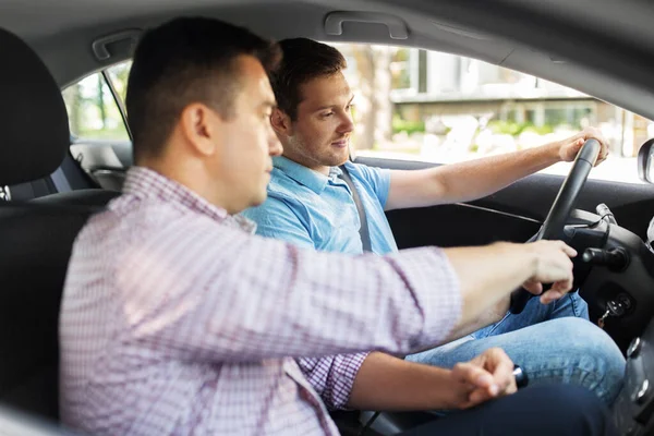 Автомобіль водіння шкільний інструктор навчає чоловіка водія — стокове фото