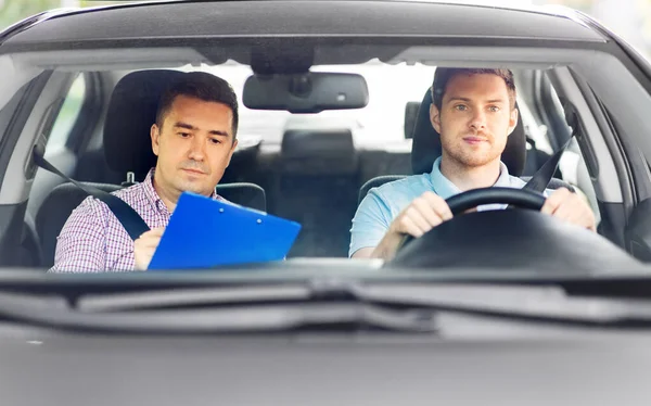 驾驶汽车的学校教师和年轻司机 — 图库照片